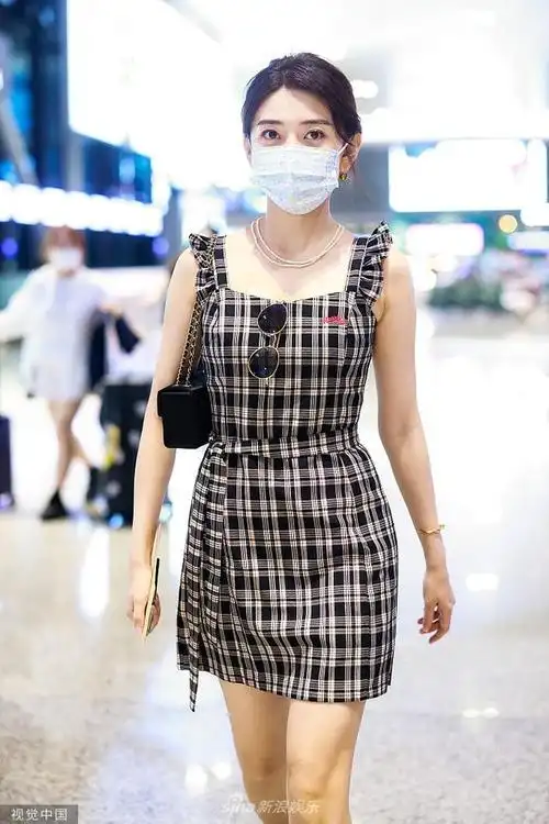 组图:梁洁黑白格子木耳边连衣裙凸显身材 戴珍珠项链气质高雅