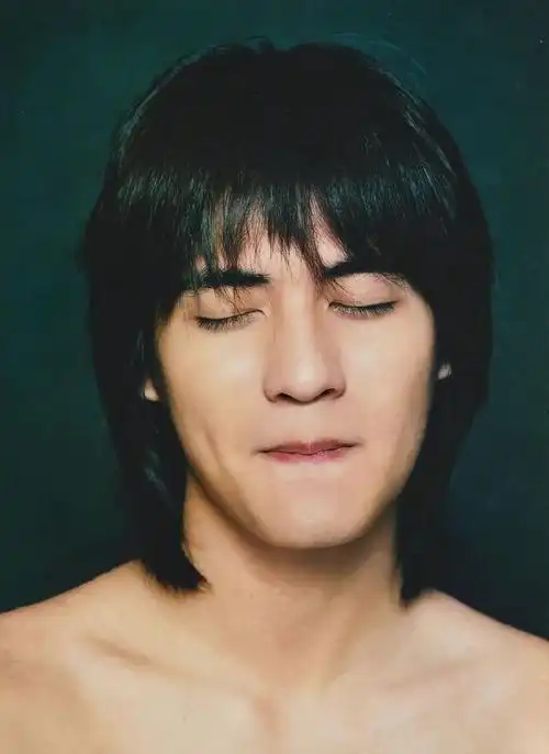 紧张到满头大汗#周渝民年轻时候的照片96,看着也是文艺型的帅哥