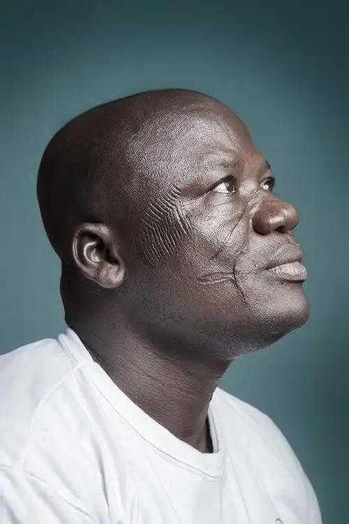 摄影师记录非洲最后一代传统脸疤刀疤越多地位越高