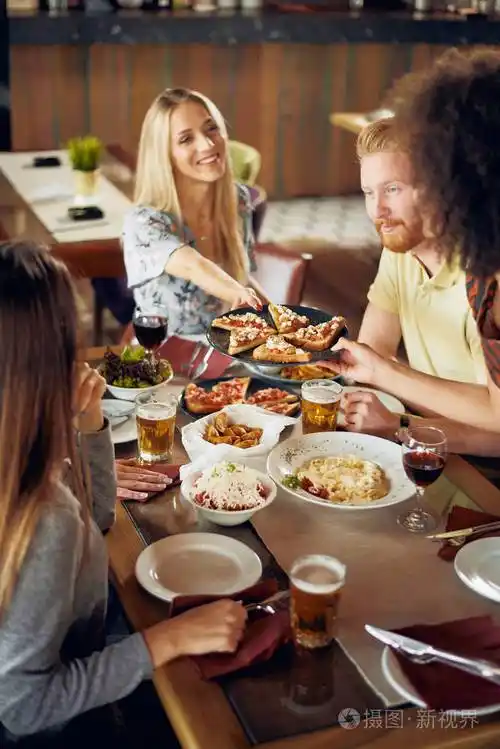 朋友在餐馆吃饭多民族群体