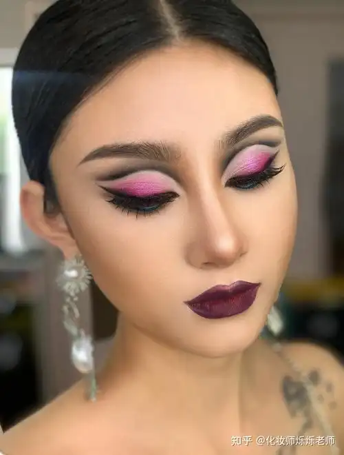 总结一下拉丁舞妆面一定要夸张大胆,特别是眼妆的修饰更是整个妆面的