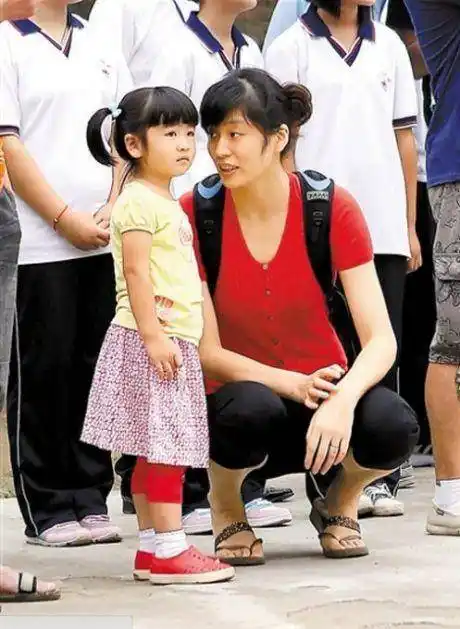 姚明和妻子叶莉新照!夫妻秀恩爱好甜,叶莉很美丽,姚明坐两凳子