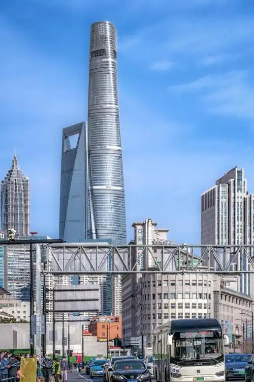 上海金茂大厦是中国的一座标志性建筑,位于上海市浦东新区陆家嘴金融