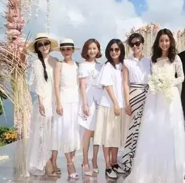 当女明星脱下高跟鞋!跟张梓琳一比,林志玲真的好low!