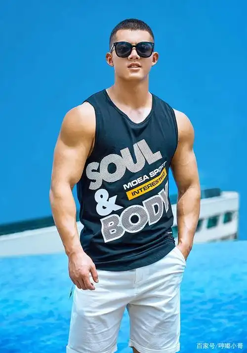 组图:寸发硬汉,戴着墨镜,更显严肃,其实私底下是位暖男小哥哥