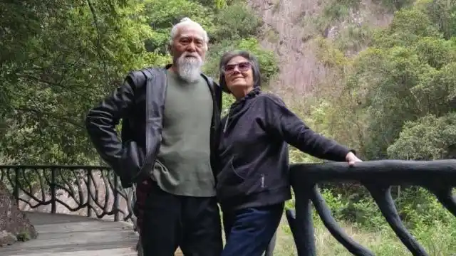 82岁王德顺和妻子近照相恋51年感情依旧75岁妻子大长腿吸睛