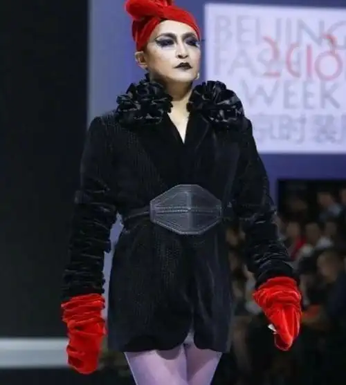 陈志朋奇装异服是因公司所逼?诚利千代已作出回应!