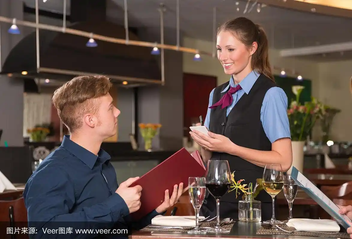 客人在餐厅从菜单上点菜