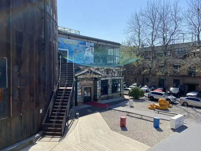 751艺术区就在798艺术区的旁边里面也有很丰富的艺术展馆和艺术装饰