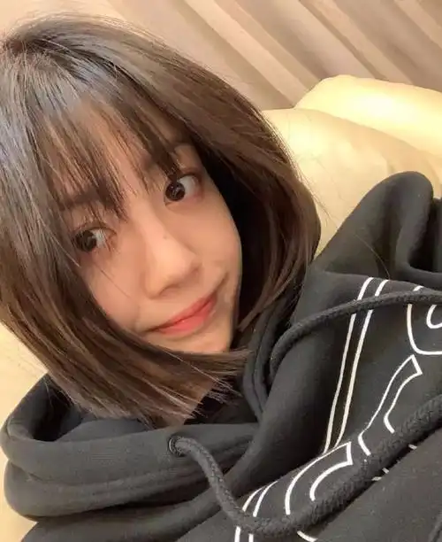 李溪芮久违营业发自拍珍珠眼实力抢镜单眼皮女生好羡慕