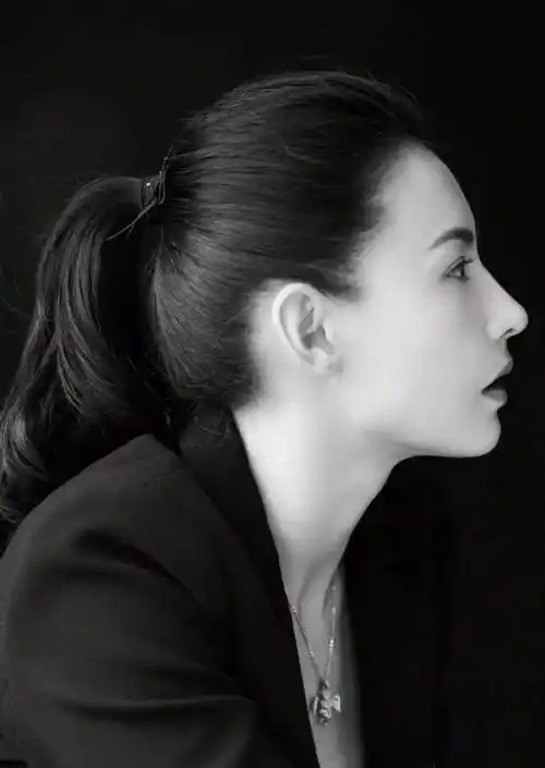 小林青霞的侧脸也好绝啊,不愧是最美星女郎,不论是轮廓线还是比例都