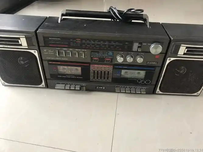 80,90年代收录音机一个.品好可通电,怀旧收藏经典.