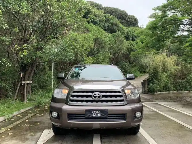 2013年丰田红杉售价15万,是美国有着悠久历史的越野suv车型之一