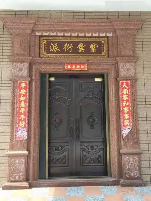 13,需要根据主人的五行命理选择大门的颜色,五行属金大门颜色:白,金