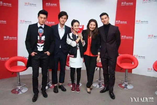 《一路惊喜》主创做客 孙艺洲蒋劲夫秀腹肌