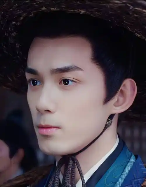 因为年龄差距,很多网友感受不到吴磊和迪丽热巴之间的cp感.