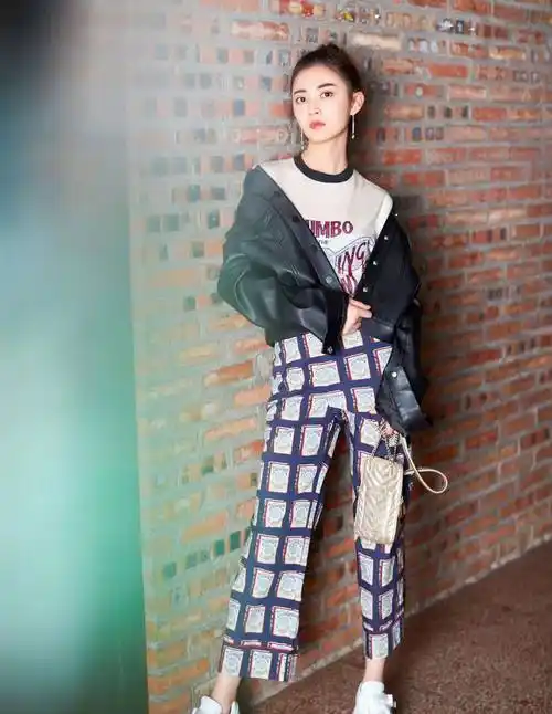 她签约唐嫣跻身一线小花行列,穿黄色v领裙扎高马尾,清新又高级_陈钰