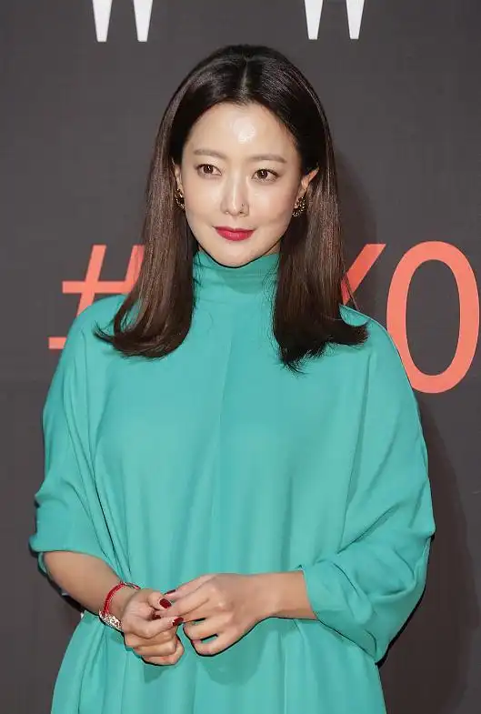 又被金喜善惊艳到了,绿色连衣裙配黑色锥形裤,气场不输超模