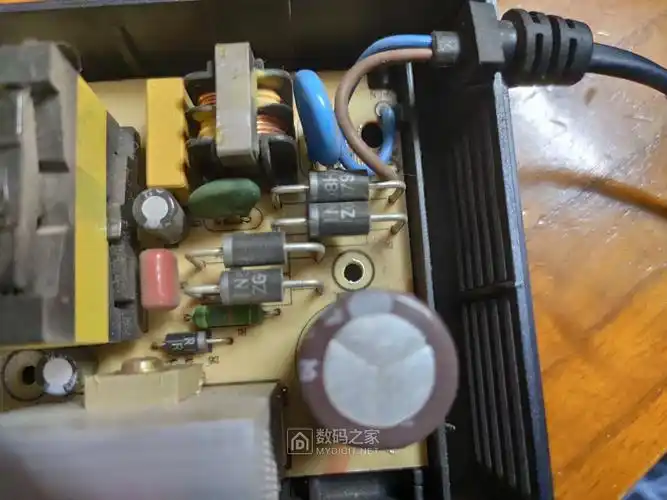 拆解雅迪2016款西普尔代工60v电动车充电器