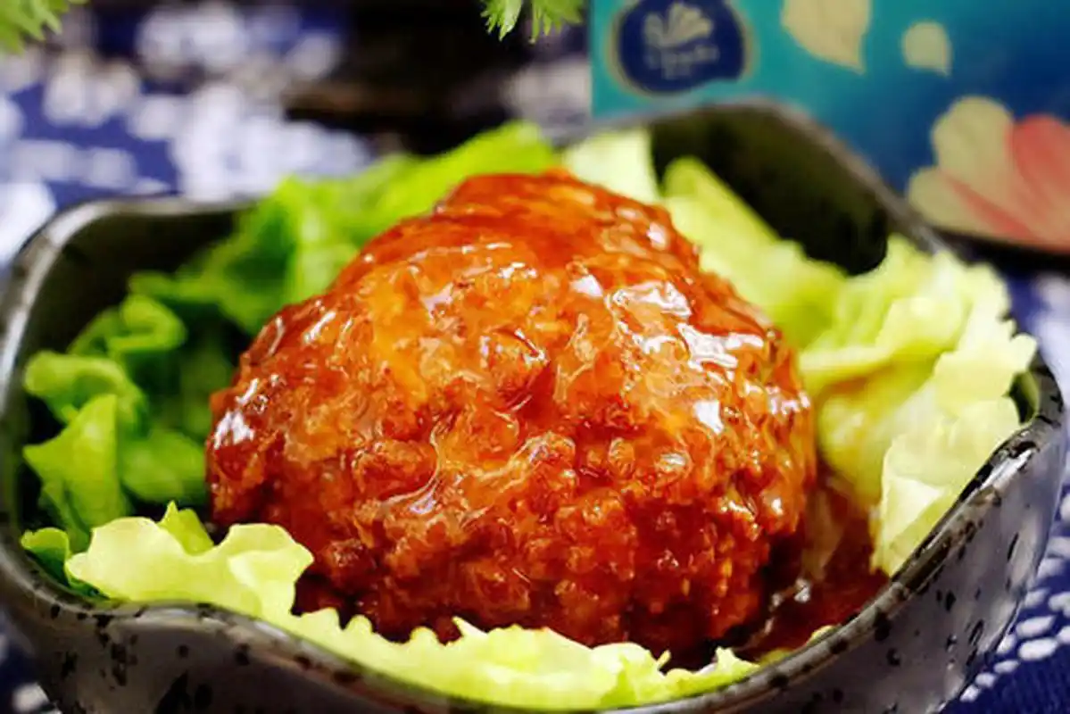 红烧狮子头是一道淮扬名菜,出锅后扑鼻的香味,闻起来就会引动食欲