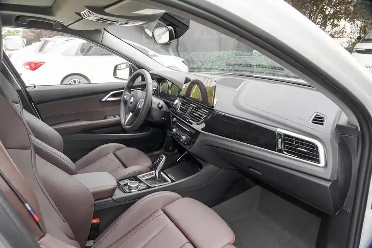 宝马1系内饰-后排-发动机-易车