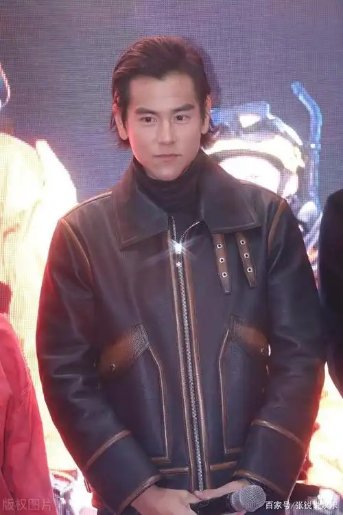 彭于晏男神气质不减,皮上衣配牛仔裤阳光帅气,大背头发型真加分