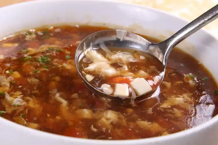 一道开胃宜做的红白酸辣汤,入口酸味醇正,辣度适中,清香如初恋