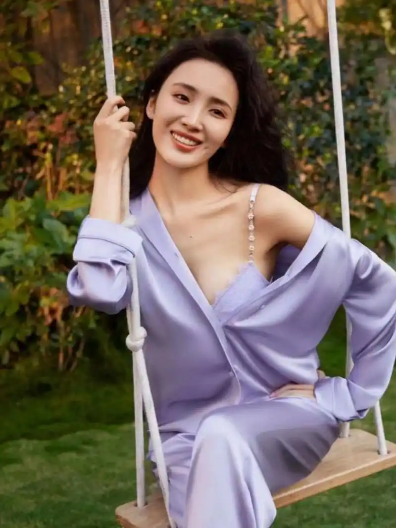 王紫璇为代言拍新造型,穿紫色锻面家居服秀出内搭好吸睛,抢镜又性感的