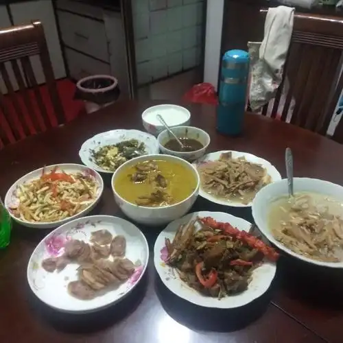 吃晚饭了,哇!这么多好吃的,今天晚上我可以大饱口福了.