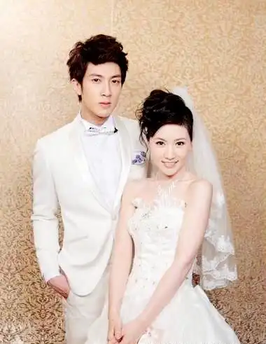 2010首页 滚动新闻     吴尊出生于文莱大富之家,他和妻子林丽莹同样