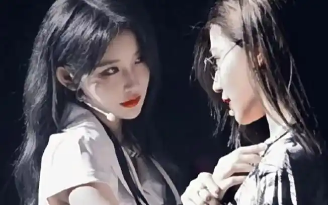 沈梦瑶王奕"袁一琦(周诗雨)你俩继续,我俩就看看"