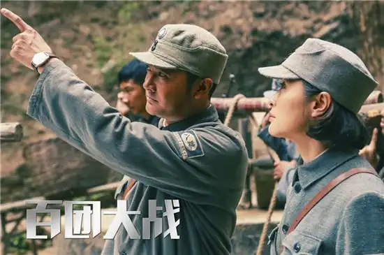 印小天百团大战挂彩颠覆形象演绎热血青年