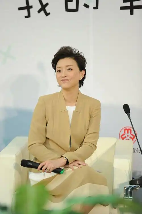 回顾杨澜:26岁从央视辞职,二婚嫁百亿富豪,相伴27年恩爱如初