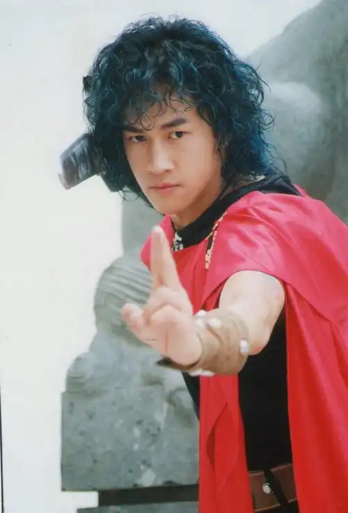 何润东1975年出生在美国加利福尼亚州,父母都是香港人,父亲何国魂早年