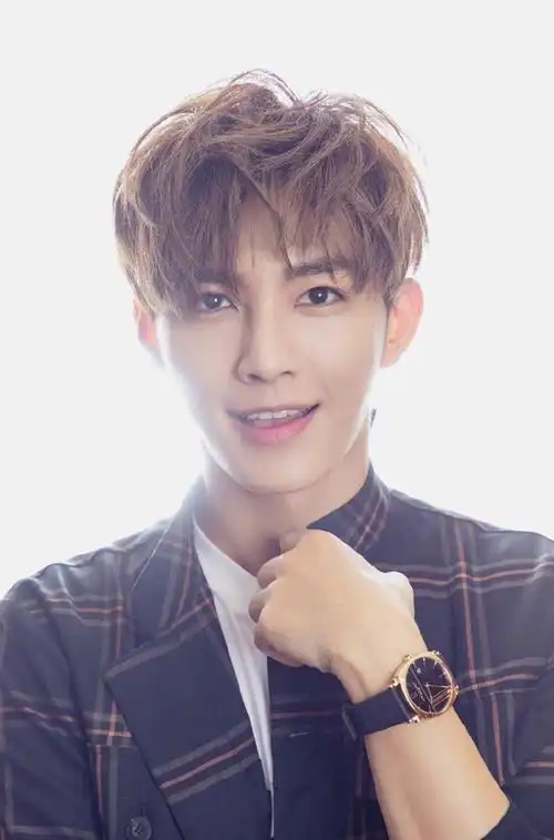 炎亚纶帅气迷人杂志封面大片18