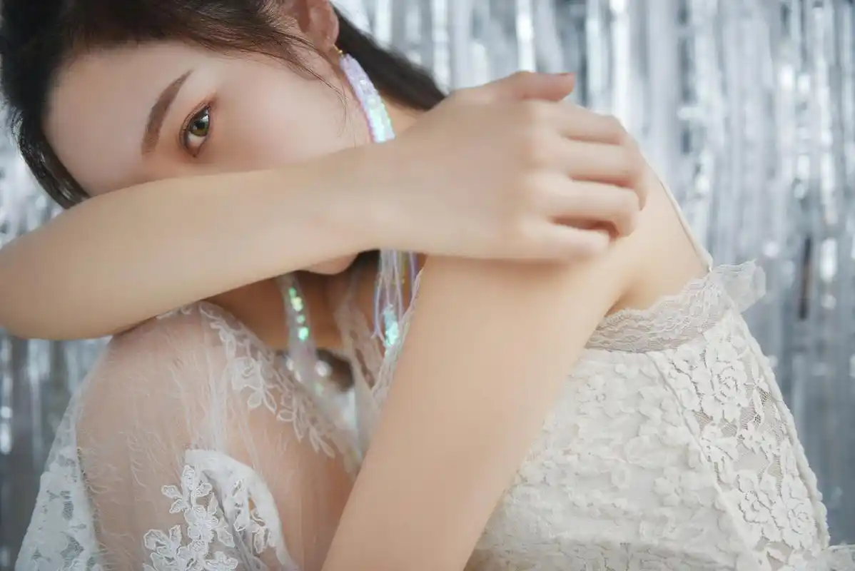 蕾丝长裤美女 若隐若现的美