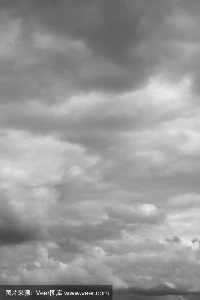 灰色的多云的天空.