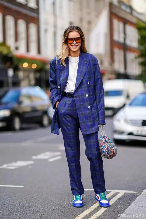 深蓝色外套搭配什么颜色内搭