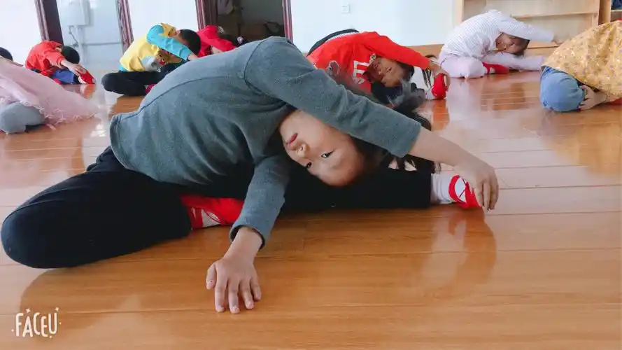 我们的侧压腿,从刚开始腿伸不直,头挨不到腿,手碰不到脚,到现在的都