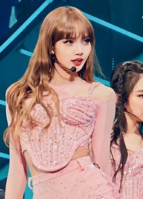 lisa科切拉舞台下楼梯 粉色人鱼姬身段 天生属于舞台_lisa_身材_造型