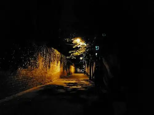 夜晚能有多温柔,看到路灯街道和月色就知道了