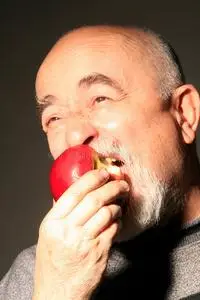 奶奶和孙子吃蛋糕带苹果的老太太拿着苹果的女人疯狂的样子暴躁的老人