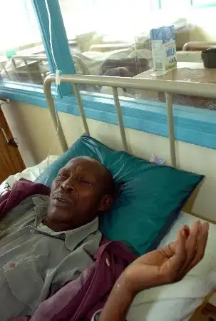 图文肯尼亚私酿酒中毒死亡人数已达49人1