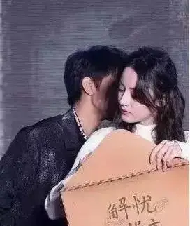 董子健强吻王俊凯遭对方嫌弃王俊凯转头亲上了热巴尴尬