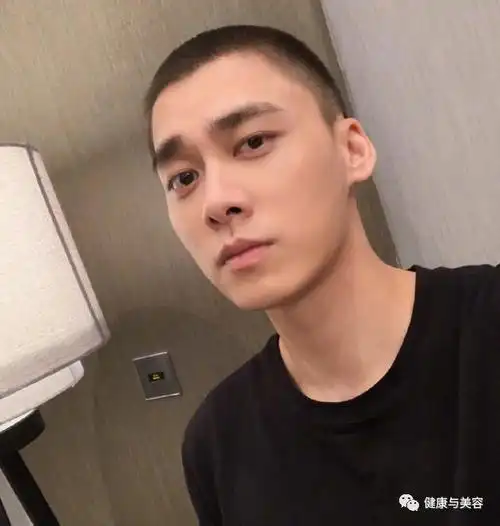 人丑剪寸头后果,人丑剪寸头后果 难看(难看的m型发际线如何避免)