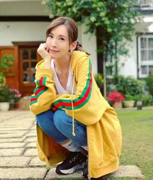 霍建华夫妇合体!林心如打扮真不像45,林志颖老婆穿短裤秀美腿