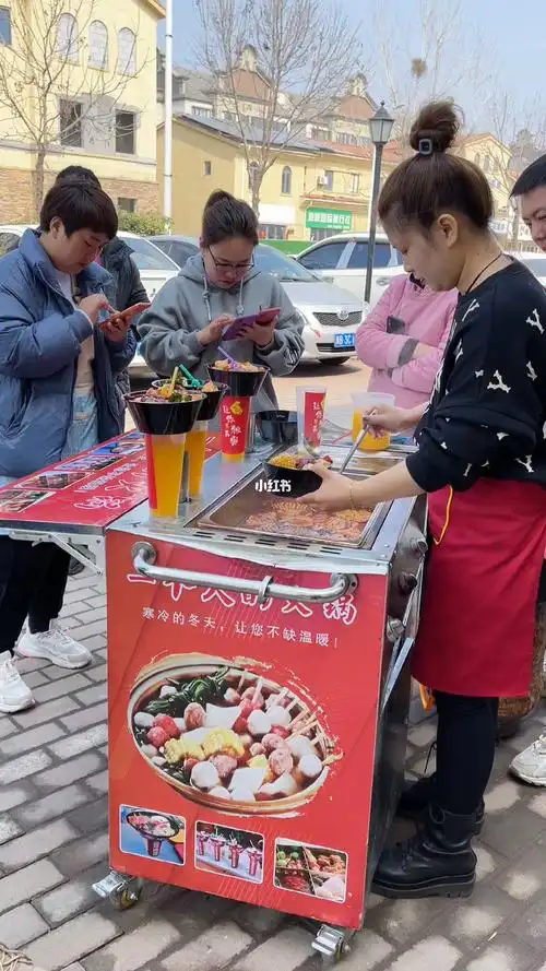为了照顾两岁的女儿,没法安心上班,自己摆摊卖火锅杯