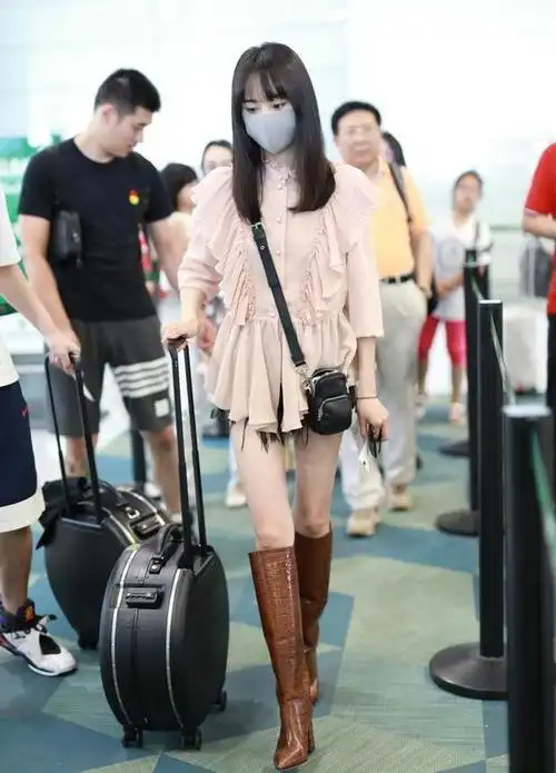 郑爽现身机场,短裤搭配长靴,纤细长腿格外吸睛