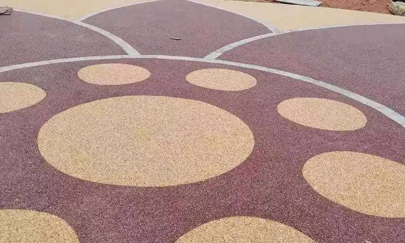 透水混凝土,又称为透水硂,透水地坪,多孔混凝土,彩色混凝土等,是由