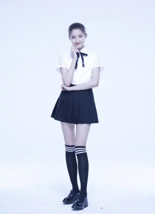 关晓彤学生装写真,一双美白长腿特别性感迷人!